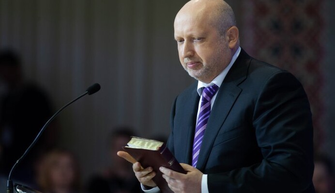 Не кривавий, але пастор: як Турчинов будує собі нову партію