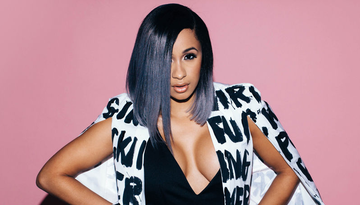 Эпатажная звезда появилась на шоу в костюме от украинского дизайнера