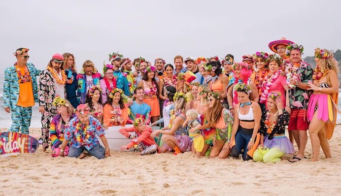 В неформальном образе: Меган Маркл прогулялась по пляжу с принцем Гарри