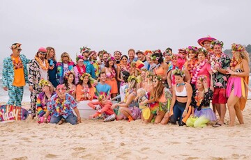 В неформальном образе: Меган Маркл прогулялась по пляжу с принцем Гарри