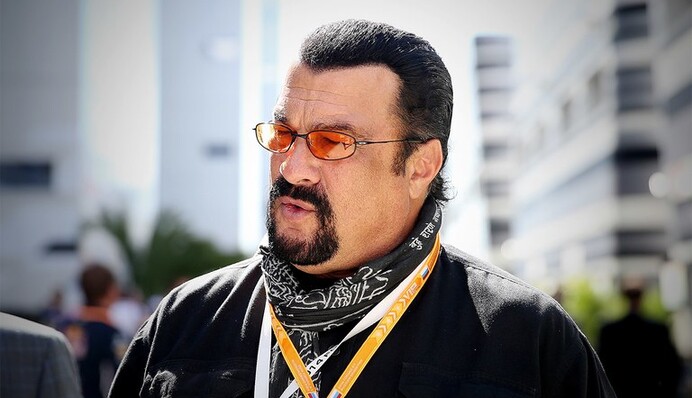 Стивена Сигала отхлестали плетью в России