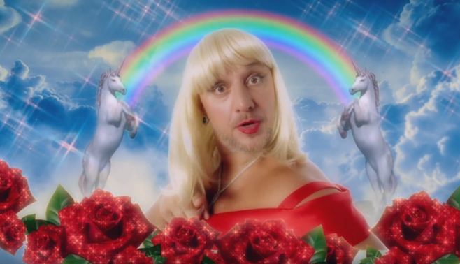 Блондинка в красном: Потап в новом клипе удивил неожиданным перевоплощением