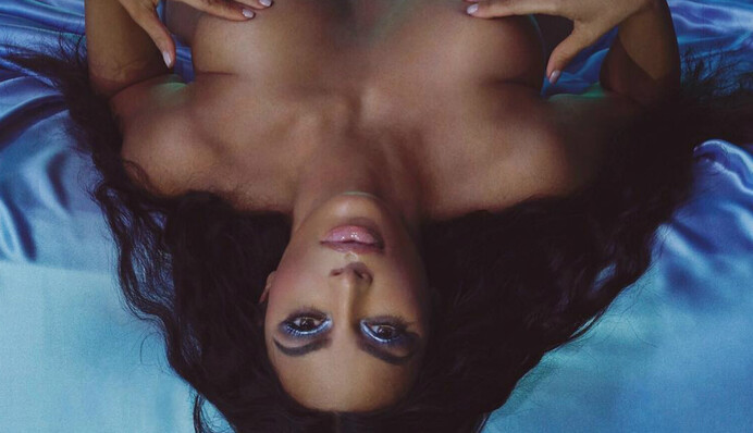 Кардашьян показала фото с неизвестным голым мужчиной