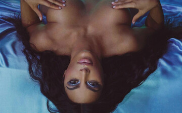 Кардашьян показала фото с неизвестным голым мужчиной