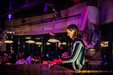 Сын 23-го президента Франции развлекал гостей элитного ресторана в Киеве