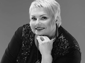 Цветы и слезы: в Житомире простились с погибшей звездой 