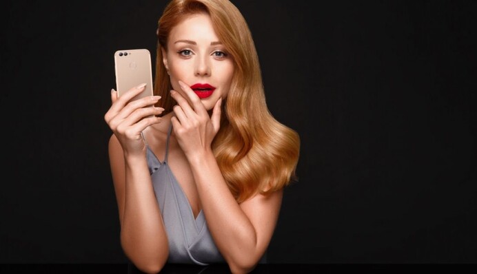 Тина Кароль стала смайликом в Instagram