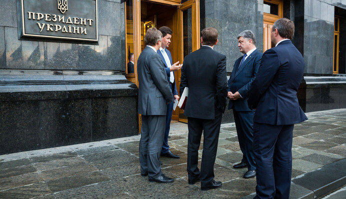 Главы проблемных областей на выход: как на Банковой усиливаются под президентские выборы