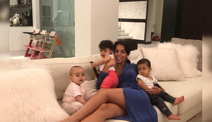 Под музыку и с детьми: невеста Роналду показала, как поддерживает себя в форме