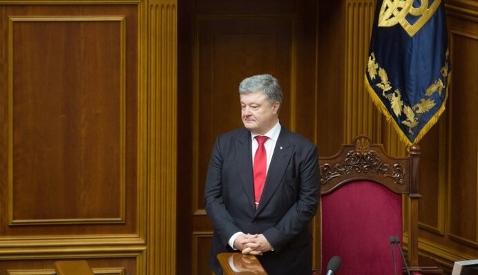 Людина внутрішнього конфлікту: відомий психолог розшифрував жестикуляцію Порошенка