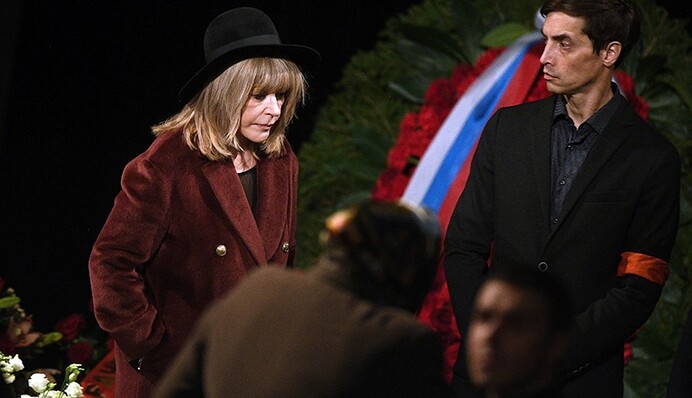 Молча постояла у гроба: Пугачева приехала проститься с Караченцовым