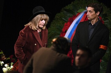 Молча постояла у гроба: Пугачева приехала проститься с Караченцовым