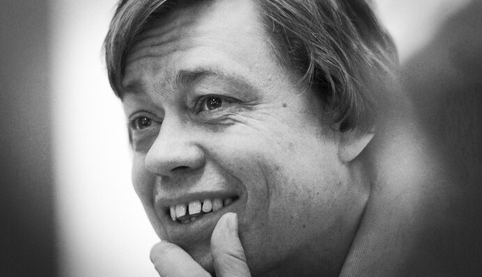 Гроб с телом Караченцова провели на кладбище аплодисментами и криками 