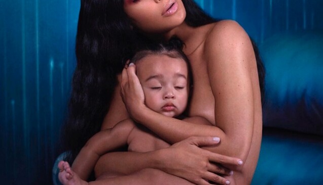 Топлес и с ребенком на руках: Кардашьян сняла дочь в рекламе своего бренда