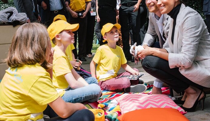 Беременная жена британского принца появилась на людях в коротком платье