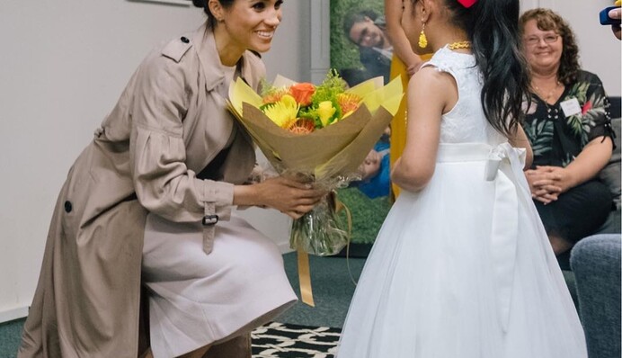 Беременная Меган Маркл вышла в свет в платье годичной давности