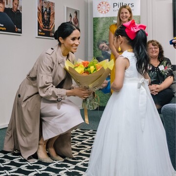 Беременная Меган Маркл вышла в свет в платье годичной давности