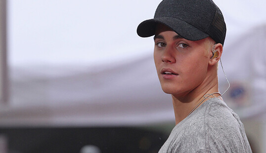 Джастин Бибер постригся налысо