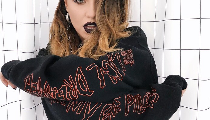 Повторила Лободу: Надя Дорофеева в парике из кристаллов отметила Хэллоуин