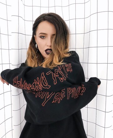 Повторила Лободу: Надя Дорофеева в парике из кристаллов отметила Хэллоуин