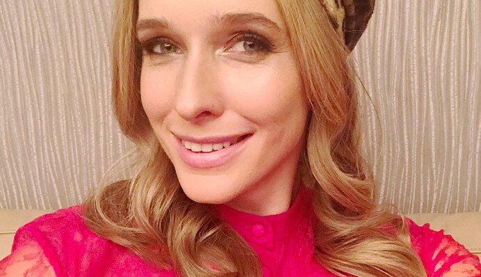 Катя Осадчая в наряде за 650 долларов засветилась на концерте известного рэпера