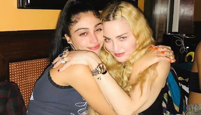 Дочь Мадонны появилась на модной премии без бюстгальтера