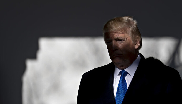 Вибори у США: над Трампом збираються хмари, але він ховає козирі