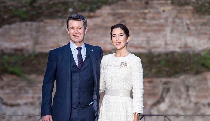 Модный прием: принцесса Дании вышла в свет в элегантном платье и беговых кроссовках