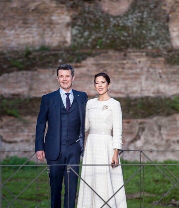 Модный прием: принцесса Дании вышла в свет в элегантном платье и беговых кроссовках