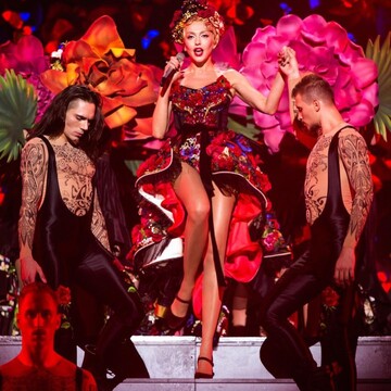 В пуховике и босоножках: Оля Полякова удивила внешним видом на 