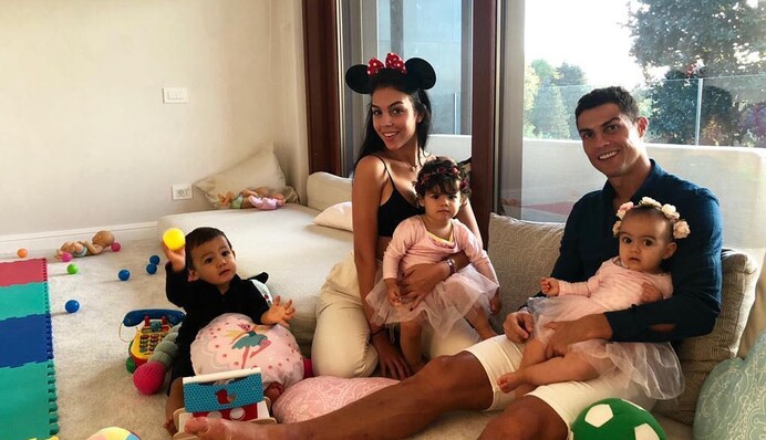 Роналду отпраздновал первый день рождения младшей дочери