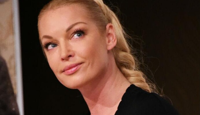 Волочкова ударила ногой собаку: в сети возмущены поведением балерины