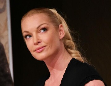 Волочкова ударила ногой собаку: в сети возмущены поведением балерины