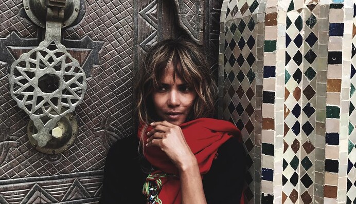 Холли Берри в прозрачной майке сверкнула грудью