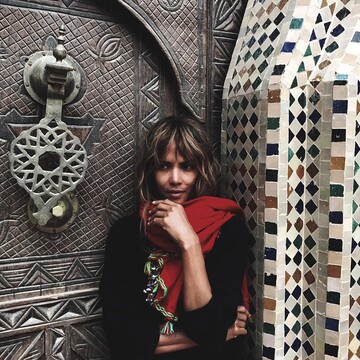 Холли Берри в прозрачной майке сверкнула грудью