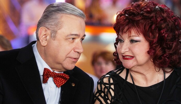 С шампанским: Петросян весело отметил развод со Степаненко