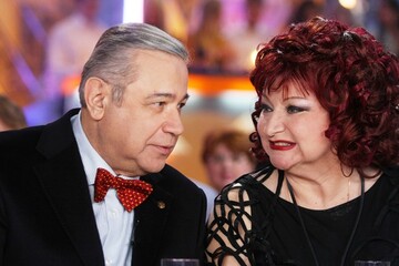 С шампанским: Петросян весело отметил развод со Степаненко