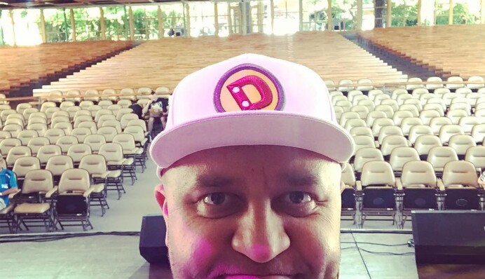 На костылях: травмированный в ДТП актер ''Дизель Шоу'' вернулся к съемкам