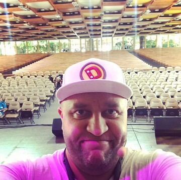 На костылях: травмированный в ДТП актер ''Дизель Шоу'' вернулся к съемкам