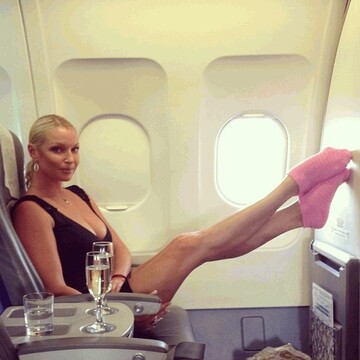 Волочкову раскритиковали за фото с чужими носками