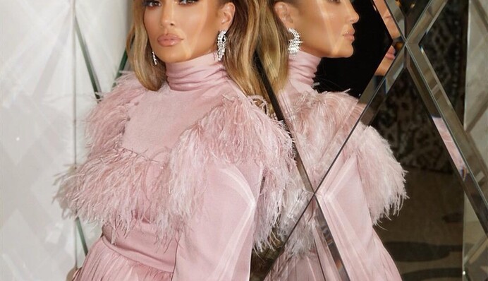 Дженнифер Лопес засветилась в смелом наряде от украинского дизайнера