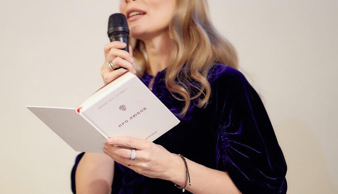 Редкий выход: Ольга Фреймут в компании мужа представила новую книгу