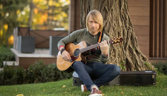 Винник похвастался оригинальным подарком от поклонниц