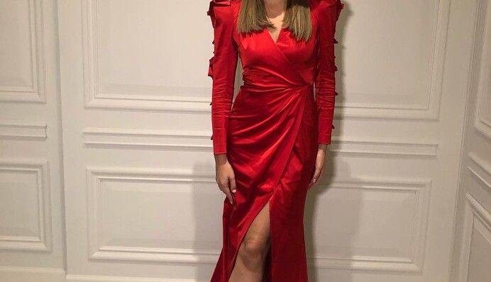 Катя Осадчая в платье-трансформере покорила эффектным образом