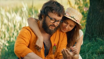 Любовь, романтика и поцелуи: DZIDZIO выпустил чувственный клип