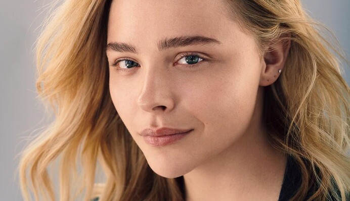 Голливудская звезда появилась в стильном наряде от украинского дизайнера