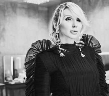 Лорак и Лобода отличились с нарядами на 