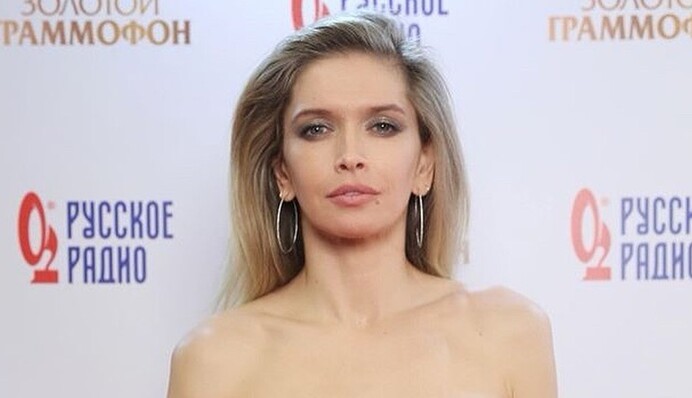 Вера Брежнева в смелом наряде засветилась на 