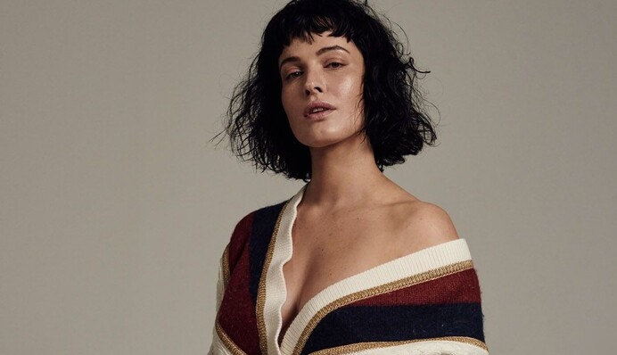 В пальто на голое тело: Астафьева снялась в смелой фотосессии