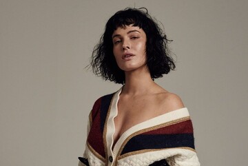 В пальто на голое тело: Астафьева снялась в смелой фотосессии